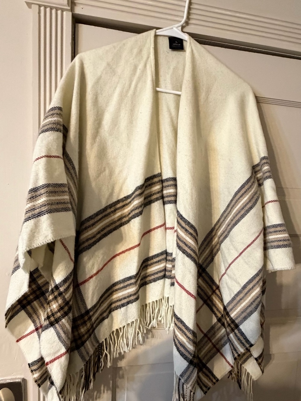 V. FRAAS Soft Cream Open Front Shawl